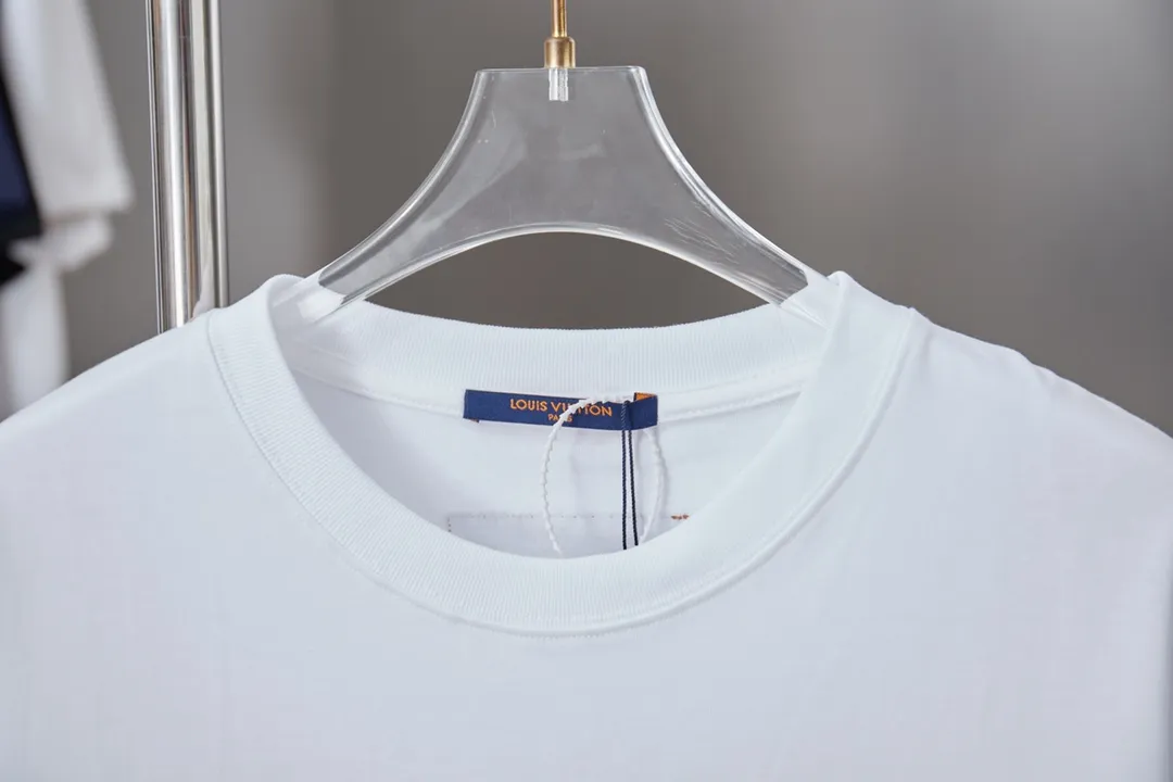 🅿️190 1V 25SS early spring new style Colorful digital LV lettering short sleeves Light luxury essential item for daily commuting for men and women Correct version Welcome to compare Detailed features · 320g 100% pure cotton double yarn jersey fabric · Special thickened 32 pieces of double-strand 1X1 thread in the same cylinder custom dyeing · Positioned color digital LV lettering printing · Double needle stitching and cross-stitching technology · Original main mark, washed tag, brand moisture-proof paper packaging Color: black/white Size: S/M/L/XL